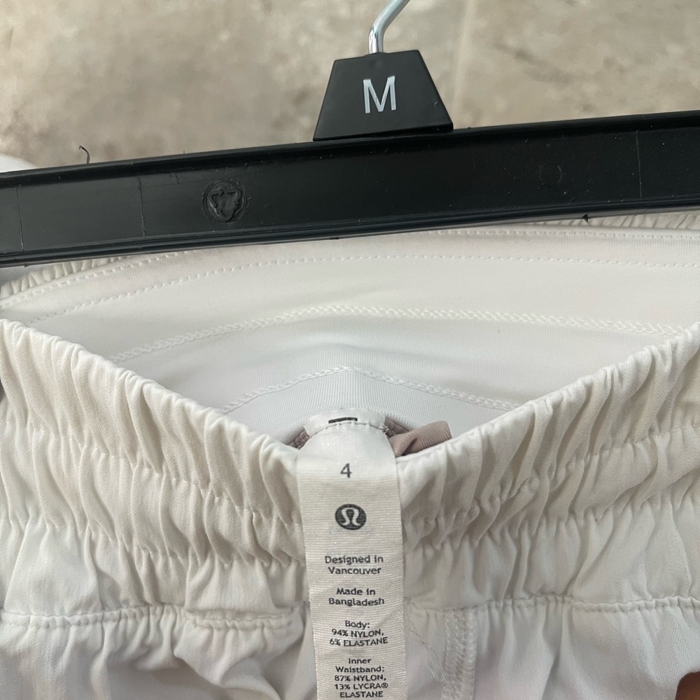 Lululemon white track that high rise lined short 3” size 4 - Picture 4 of 4